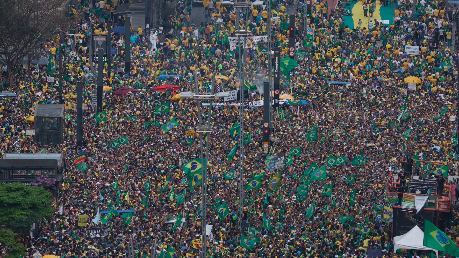 Simpatizantes del presidente brasileño, Jair Bolsonaro, se manifiestan hoy en la avenida Paulista, en Sao Paulo (Brasil)