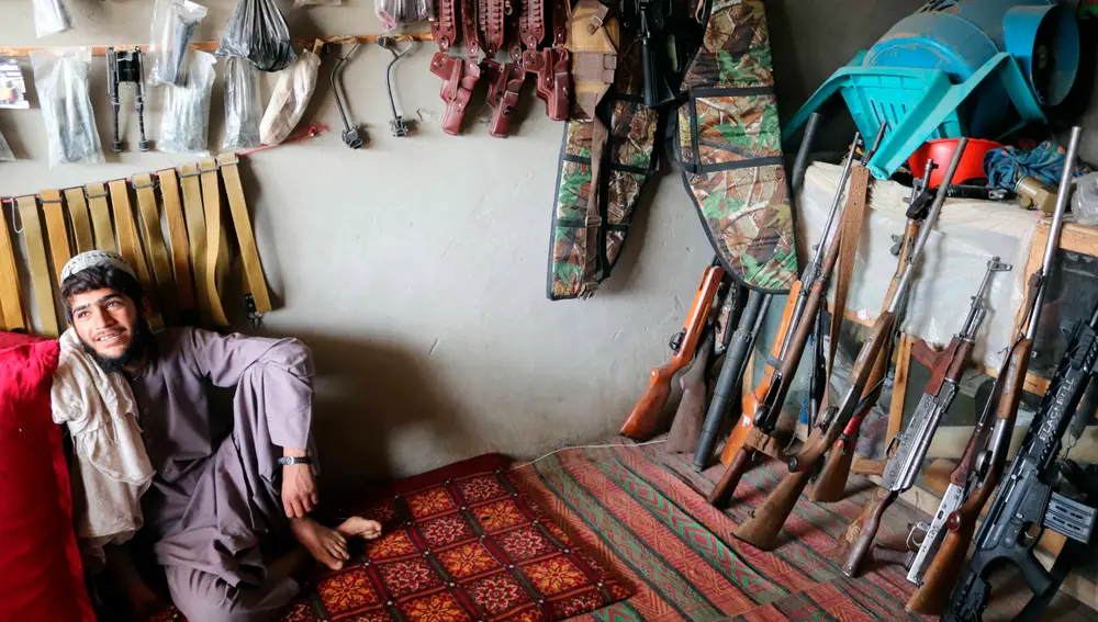 Un afgano vende armas en la provincia de Kandahar