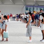 La Conselleria de Sanidad Universal administra en los 133 puntos de vacunación masiva la dosis de la vacuna Covid-19 sin necesidad de cita previa a cualquier ciudadano mayor de 12 años que esté pendiente de recibir la primera dosis. En la imagen, largas colas en el punto de vacunación de la Ciudad de las Artes y las Ciencias de Valencia