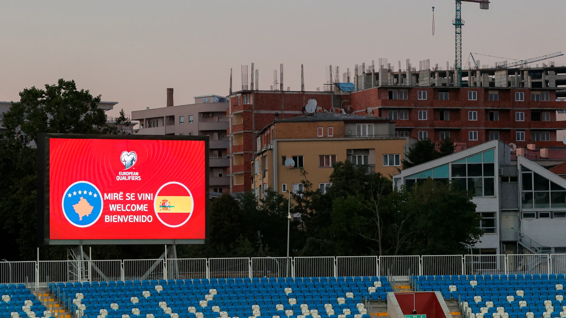 El videomarcador del Estadio Fadil Vokrri muestra las banderas de Kosovo y España