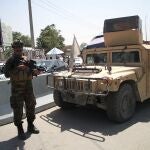 Miliciano talibán junto al aeropuerto de Kabul