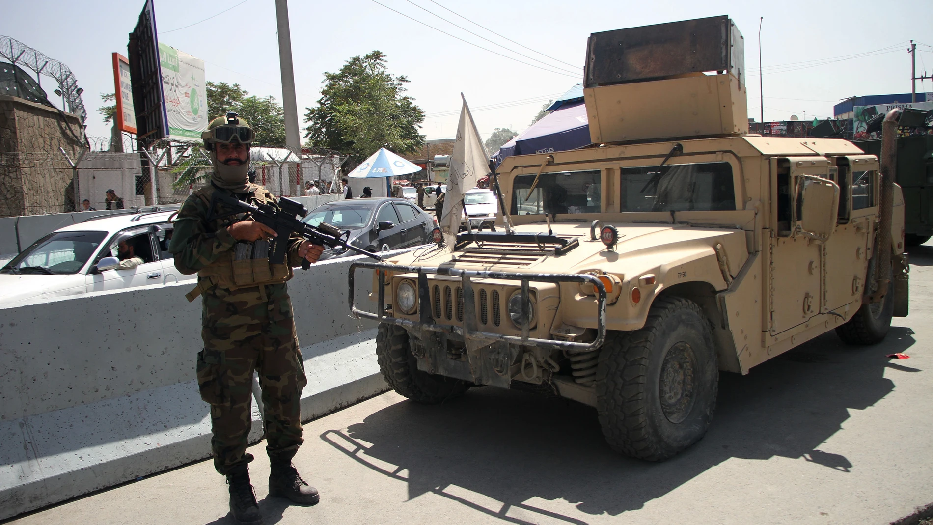 Miliciano talibán junto al aeropuerto de Kabul