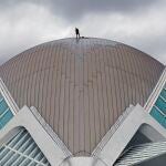 Un operario limpia la cúpula del Hermisferic de la Ciudad de las Artes y las Ciencias de Valencia, donde se celebrarán los Premios Goya en 2022 - EFE/ Juan Carlos Cárdenas