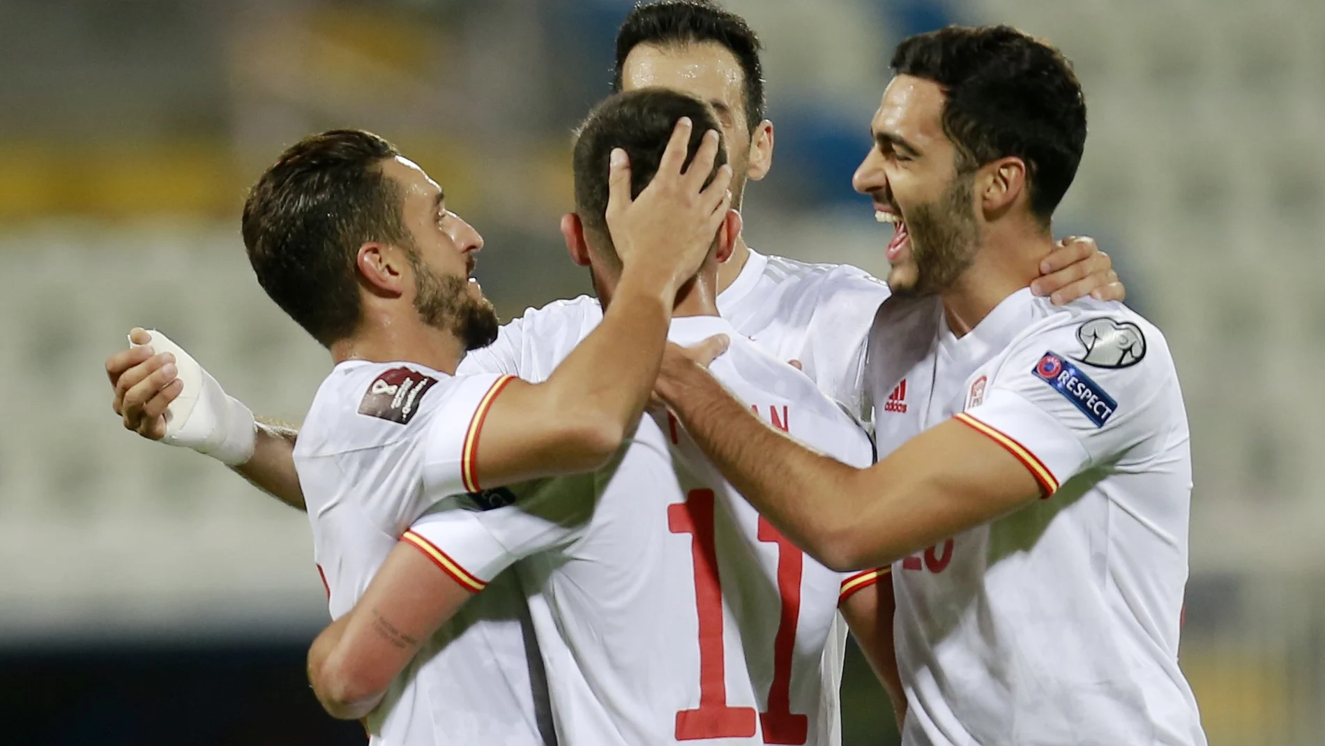Koke, Merino y Busquets felicitan a Ferran Torres, que marcó el segundo gol de España