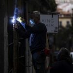Un autónomo trabajando en una calle de Madrid