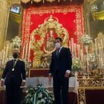 Juanma Moreno (derecha) participó este miércoles en la ofrenda de flores a la Virgen de la Victoria, patrona de Málaga