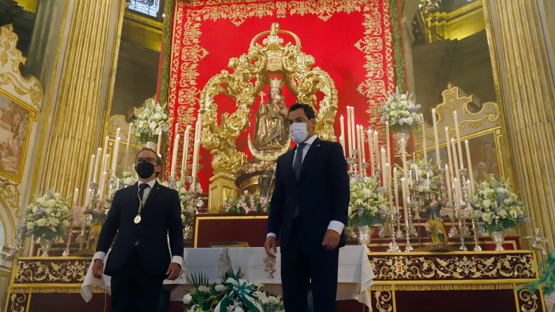Juanma Moreno (derecha) participó este miércoles en la ofrenda de flores a la Virgen de la Victoria, patrona de Málaga