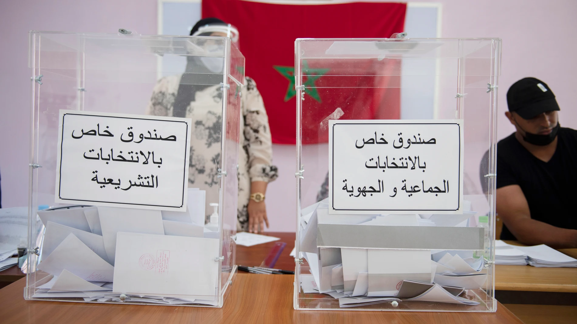 Urnas en un colegio electoral en Marruecos