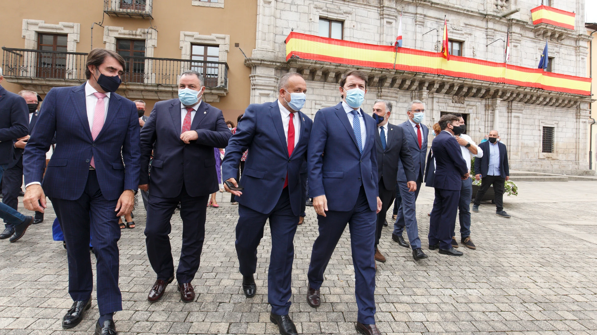 (I a D): El consejero de Fomento de la Junta, Juan Carlos Suárez Quiñones; el presidente de la Diputación de León, Eduardo Morán; el presidente del Consejo Comarcal del Bierzo, Gerardo Álvarez Courel; el presidente de la Junta, Alfonso Fernández Mañueco;y el delegado del Gobierno, Javier Izquierdo, durante el acto institucional del LXIII Día del Bierzo