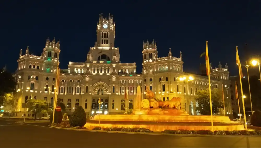 Edificios emblemáticos de toda España, como la fuente de Cibeles en Madrid, se tiñeron de rojo para apoyar a las familias afectadas por la enfermedad de Duchenne