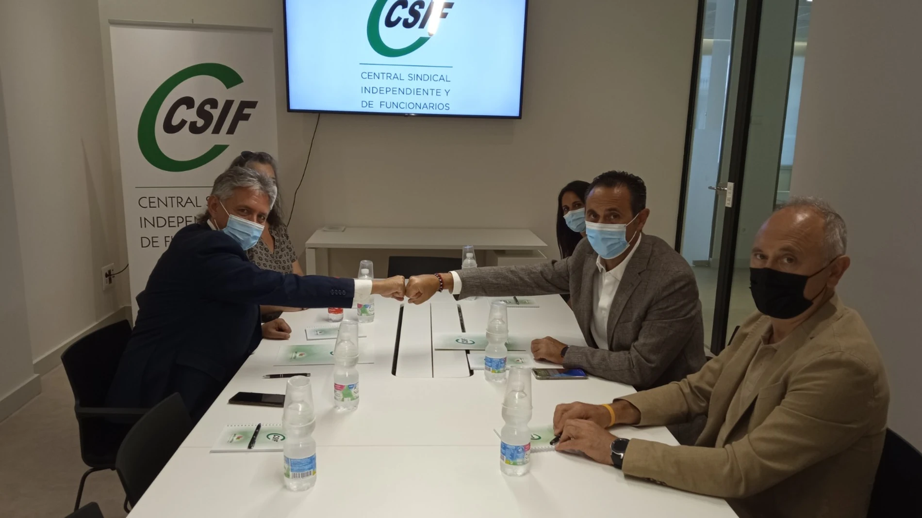 Los presidentes del Colegio de Fisioterapeutas de Andalucía, Juan Manuel Nieblas, y CSIF-A, Germán Girela, durante la firma de un acuerdo de cooperación