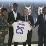 La familia de Camavinga, con Florentino Pérez