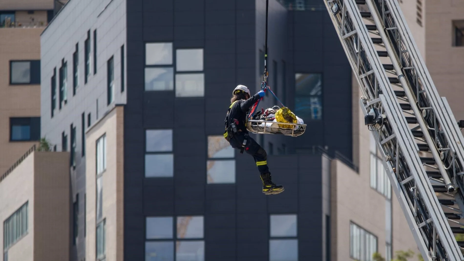 Los equipos de emergencias en el edificio que se ha derrumbado en Barcelona