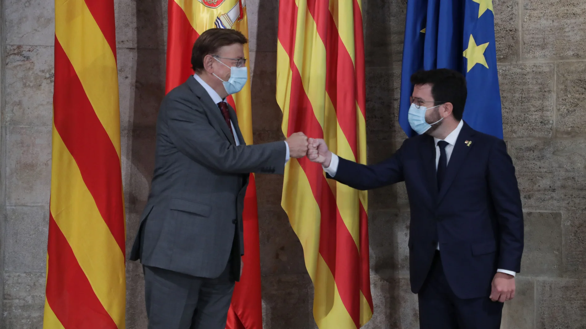 El presidente de la Generalitat valenciana, Ximo Puig, y el presidente de la Generalitat de Cataluña, Pere Aragonés, esta mañana en Valencia