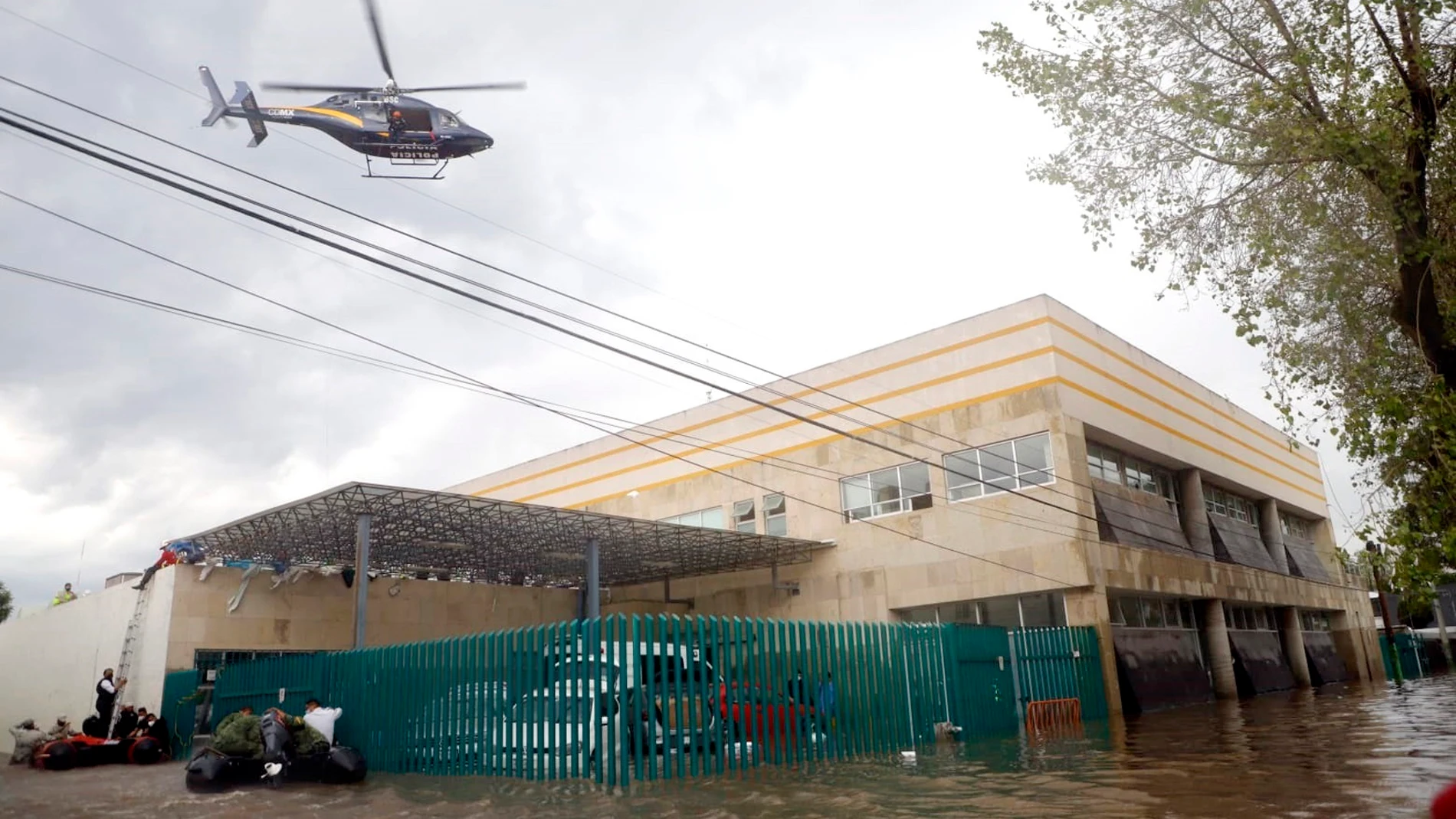 Elementos del cuerpo de bomberos y del Ejército Mexicano ayudan a pacientes de un hopsital del Instituto Mexicano del Seguro Social (IMSS) a trasladarse tras verse afectados por una intensa lluvia en la ciudad de Tula, estado de Hidalgo (México)