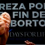 Una persona levanta un muñeco de plástico en forma de bebé durante una protesta de ciudadanos que rechazan el aborto frente al Supremo de Ciudad de México