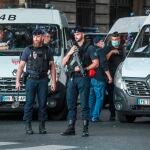Policías franceses aseguran el Palacio de Justicia antes de la llegada del convoy que transporta a Salah Abdeslam y otros miembros del comando
