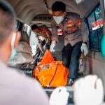 Agentes de policía proceden a la retirada de cadáveres tras el incendio en una cárcel de Yakarta