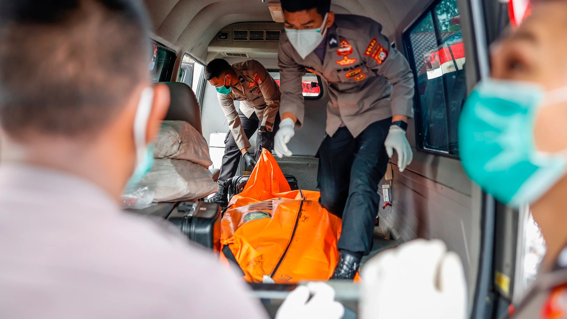 Agentes de policía proceden a la retirada de cadáveres tras el incendio en una cárcel de Yakarta