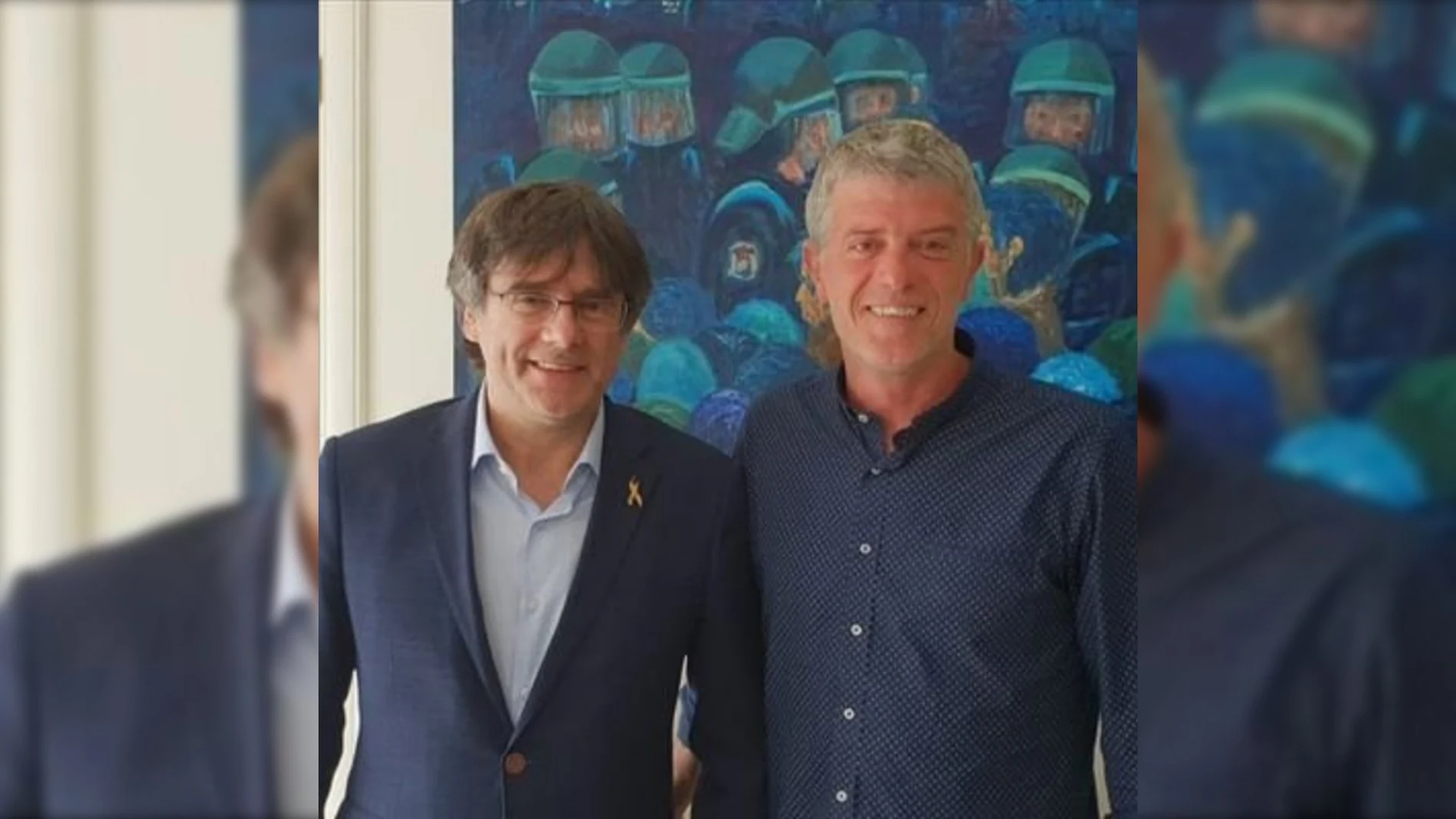 El concejal de JxCat Roger Pinart, junto a Carles Puigdemont
