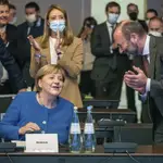 La canciller Angela Merkel es aplaudida por la familia popular europea, ayer, en Berlín