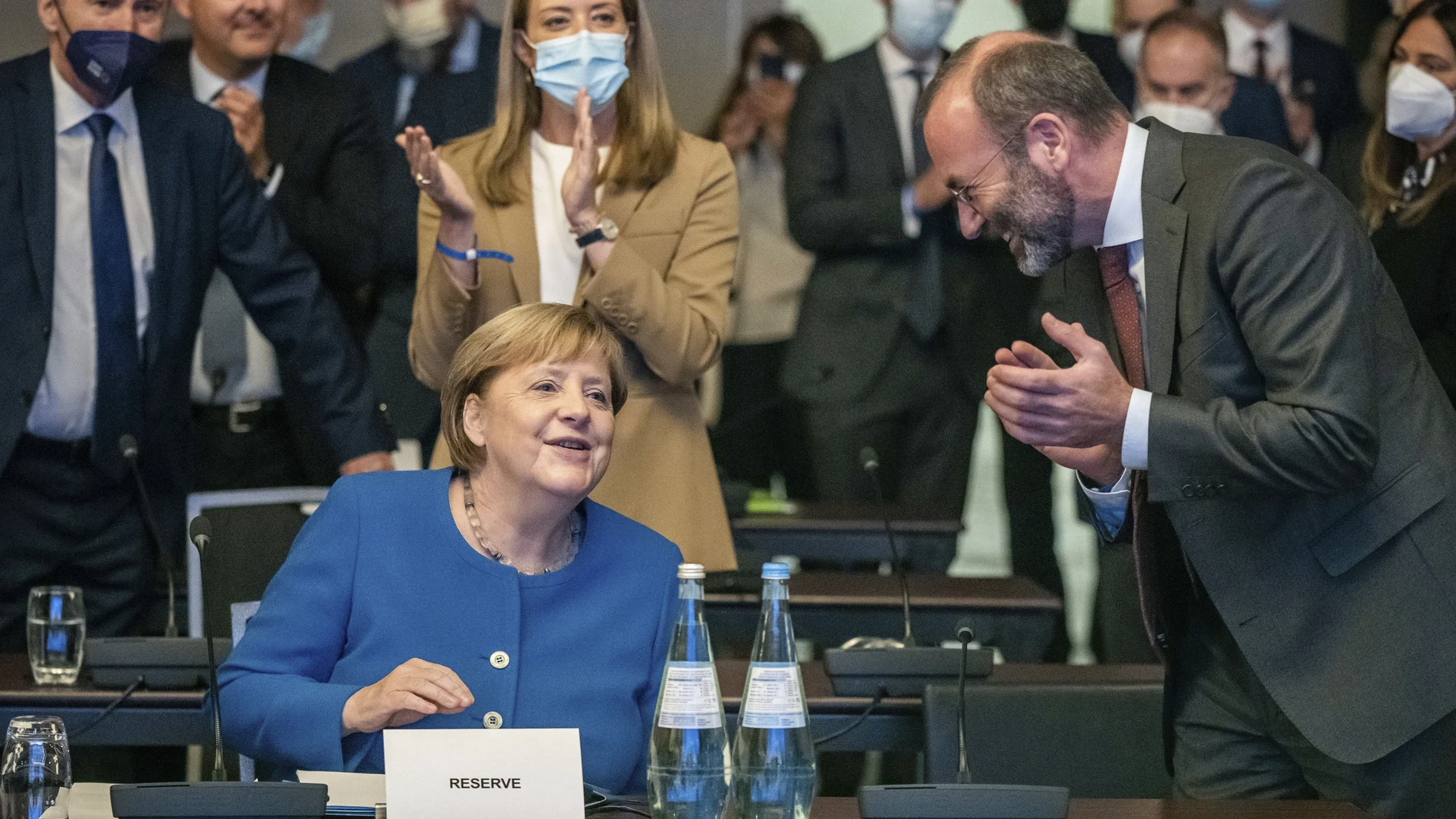 La canciller Angela Merkel es aplaudida por la familia popular europea, ayer, en Berlín