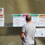 Un hombre observa las citaciones en el Centro Cultural Miguel Delibes de Valladolid