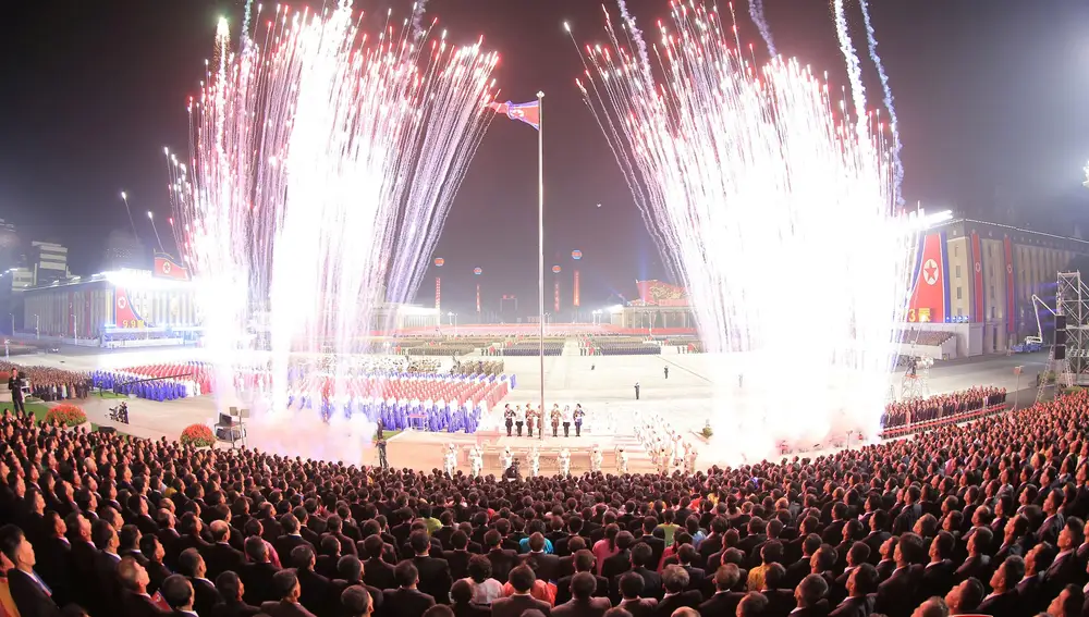 Fuegos artificiales en el desfile militar de Corea del Norte