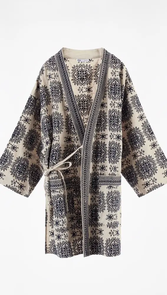 Kimono con lino bordados en versión corta, de Zara