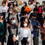 Tokyo (Japan), 09/09/2021.- Pedestrians wearing protective masks walk a crosswalk at Shibuya in Tokyo, Japan, 09 September 2021. Japan decided on 09 September to extend COVID-19 state of emergency in 19 prefectures including Tokyo until 30 September, originally set until 12 September. (Japón, Tokio) EFE/EPA/KIMIMASA MAYAMA