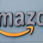 Fotografía de archivo fechada el 2 de febrero de 2021 que muestra el logo de Amazon en la fachada de un almacén en Waukegan, Illinois, (EE. UU)