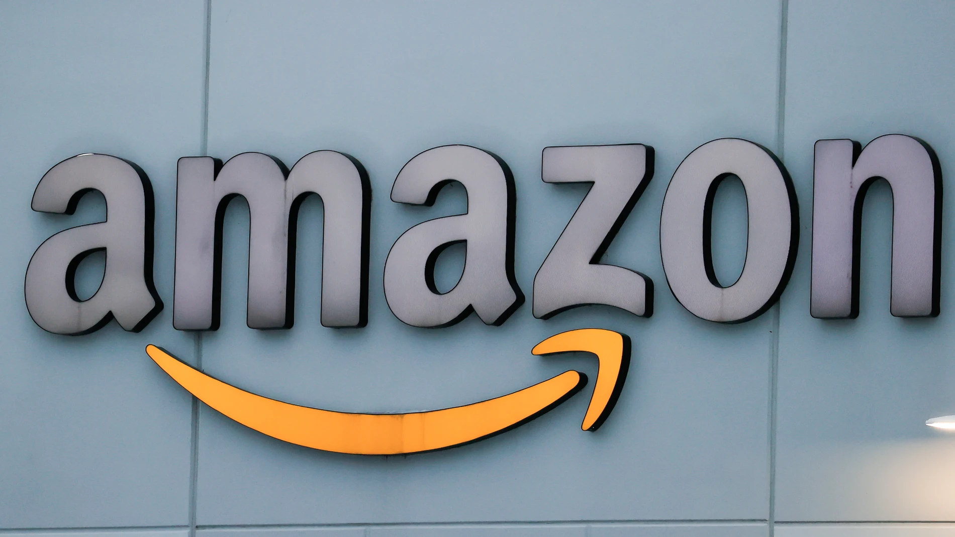Fotografía de archivo fechada el 2 de febrero de 2021 que muestra el logo de Amazon en la fachada de un almacén en Waukegan, Illinois, (EE. UU)