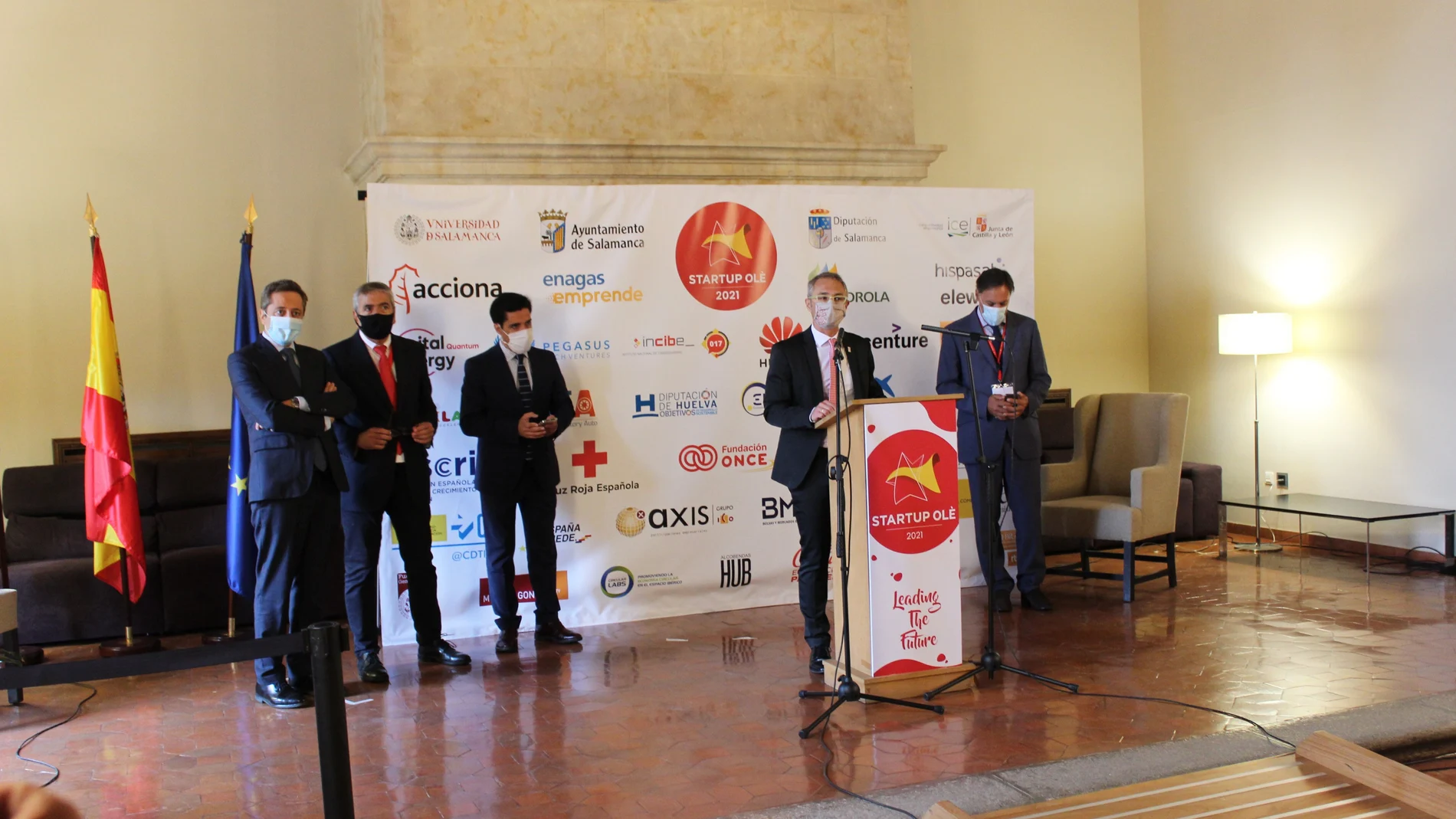 El rector de la Universidad de Salamanca, Ricardo Rivero, inaugura la apertura de puertas presencial al foro StartUp OLÉ