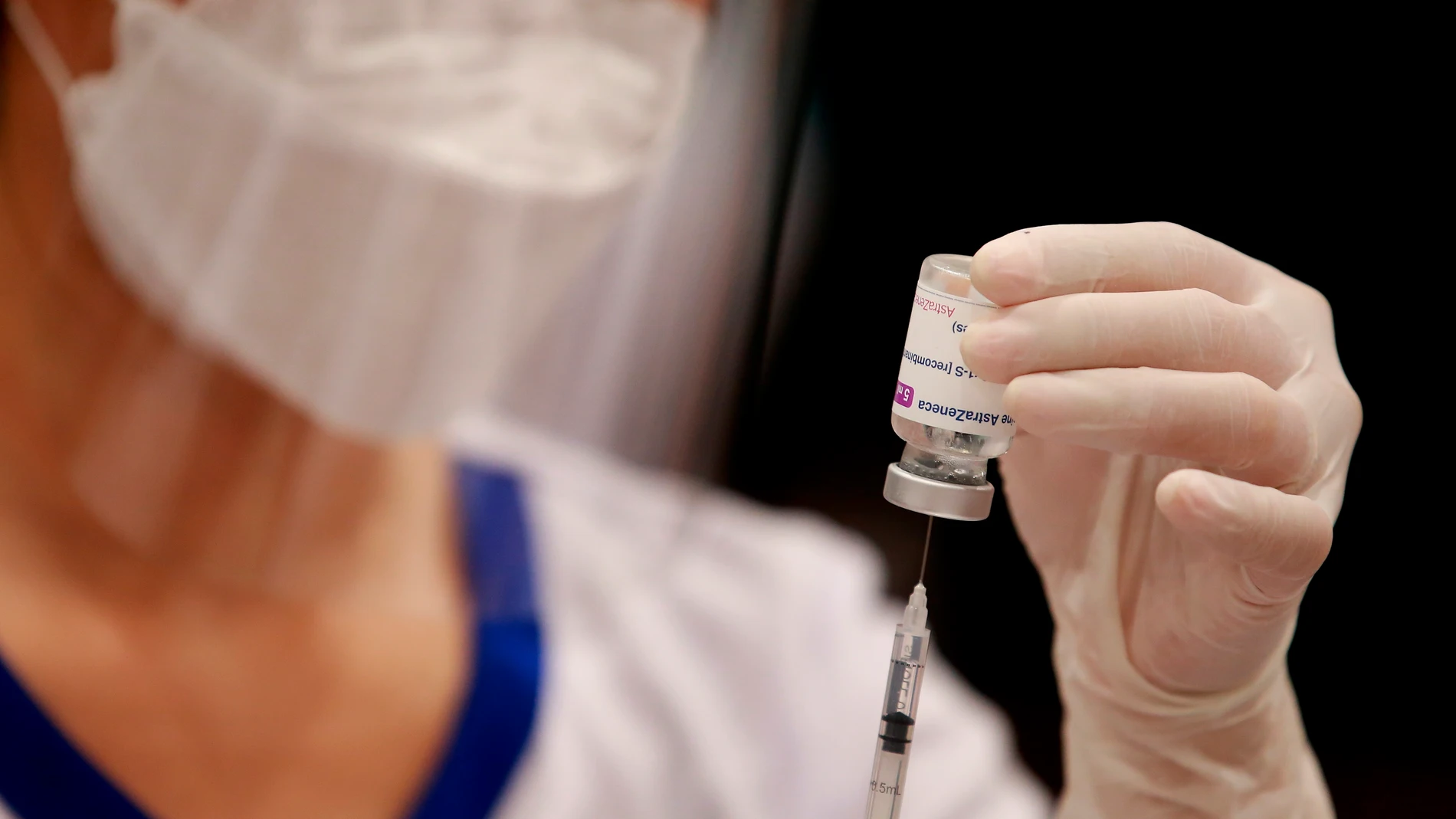 Una enfermera prepara una dosis de la vacuna de AstraZeneca