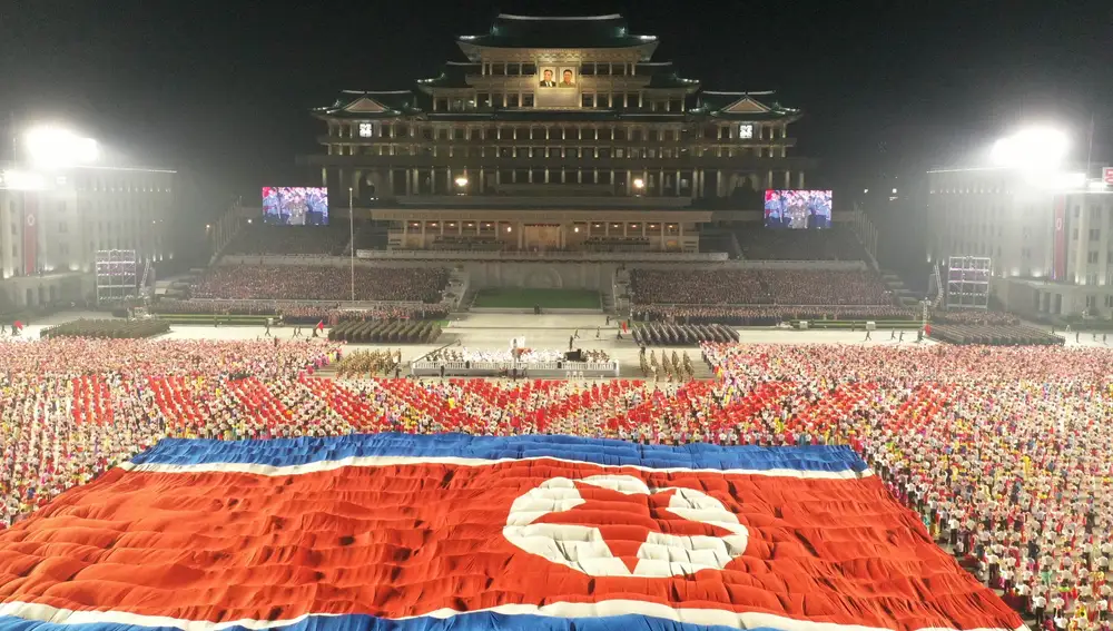 La bandera de Corea del Norte desplegada por miles de participantes en el desfile del 73 aniversario de la fundación del régimen