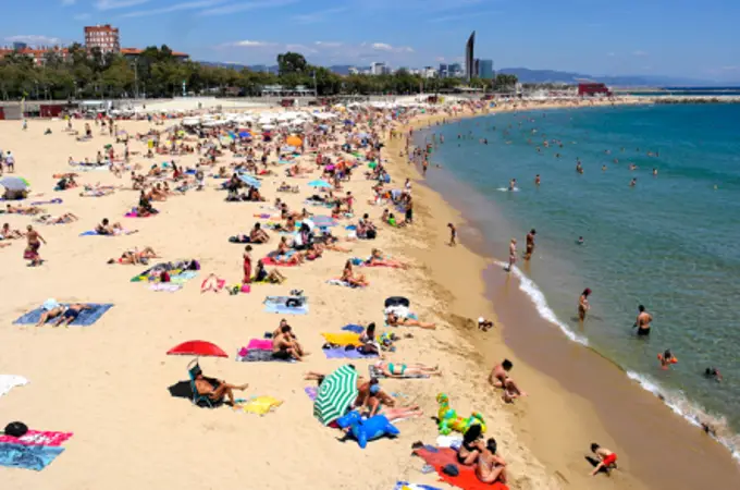 Colau prohíbe fumar en las playas de Barcelona