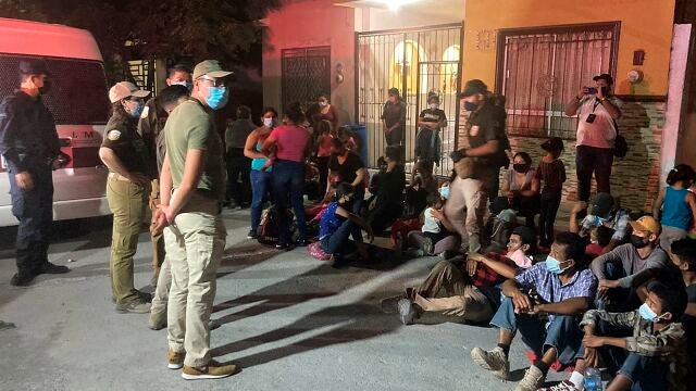 MEX954. MONTERREY (MÉXICO), 08/09/2021.- Fotografía cedida hoy por la Secretaría de Gobernación, de elementos del Instituto Nacional de Migración que resguardan a inmigrantes en una casa, de la ciudad de Monterrey, estado de Nuevo León (México). Un total de 648 migrantes centroamericanos, además de Haití, Cuba y Ecuador, entre ellos 67 menores solos, fueron hallados entre el 4 y 7 de septiembre, hacinados en viviendas y en autobuses en distintas zonas del estado de Nuevo León (norte), informó este miércoles el Instituto Nacional de Migración (INM) de México. EFE/Secretaría de Gobernación/SOLO USO EDITORIAL/SOLO DISPONIBLE PARA ILUSTRAR LA NOTICIA QUE ACOMPAÑA (CRÉDITO OBLIGATORIO)