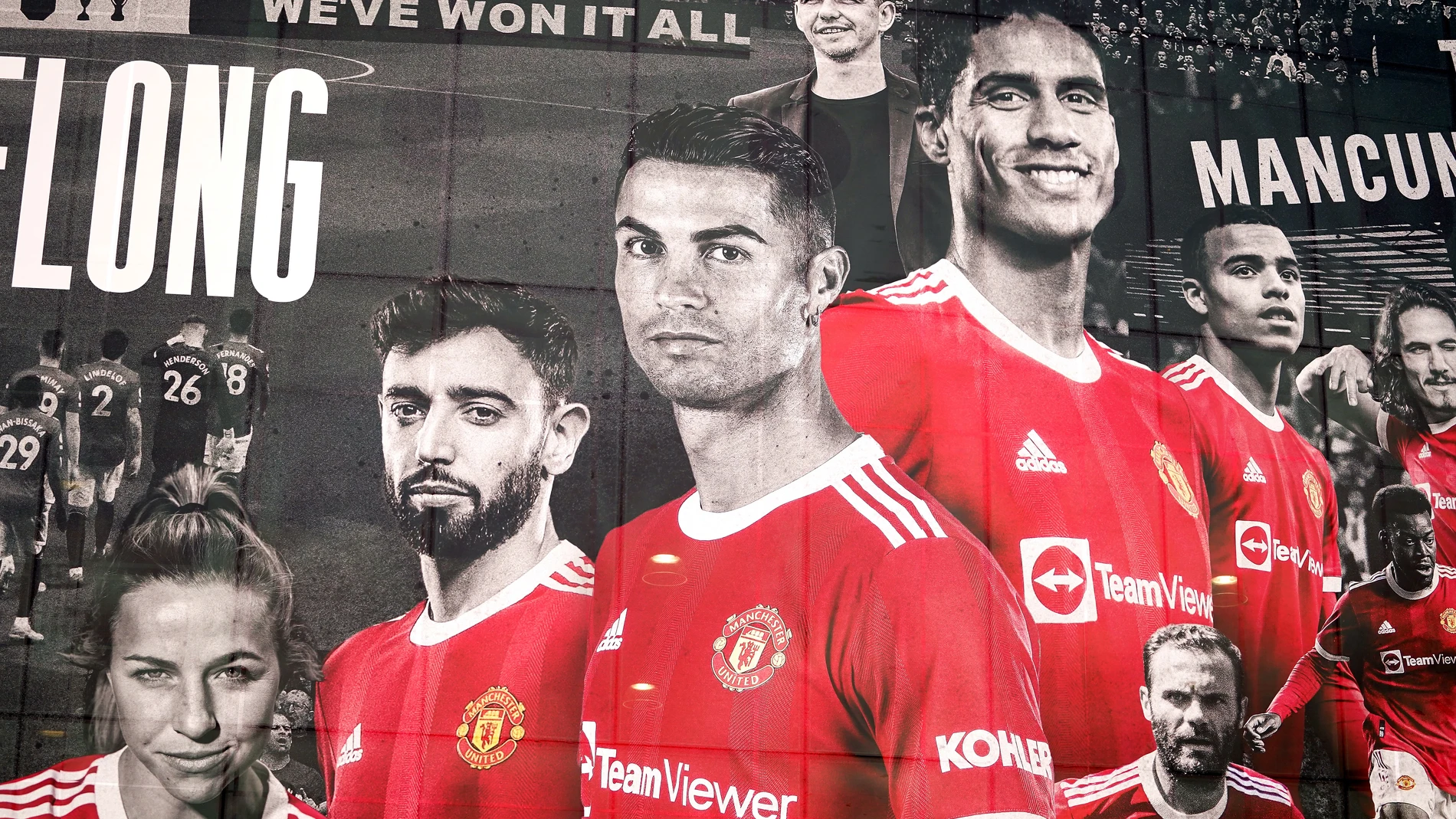 Una imagen de Cristiano Ronaldo, con la camiseta del Manchester United, en los exteriores de Old Trafford