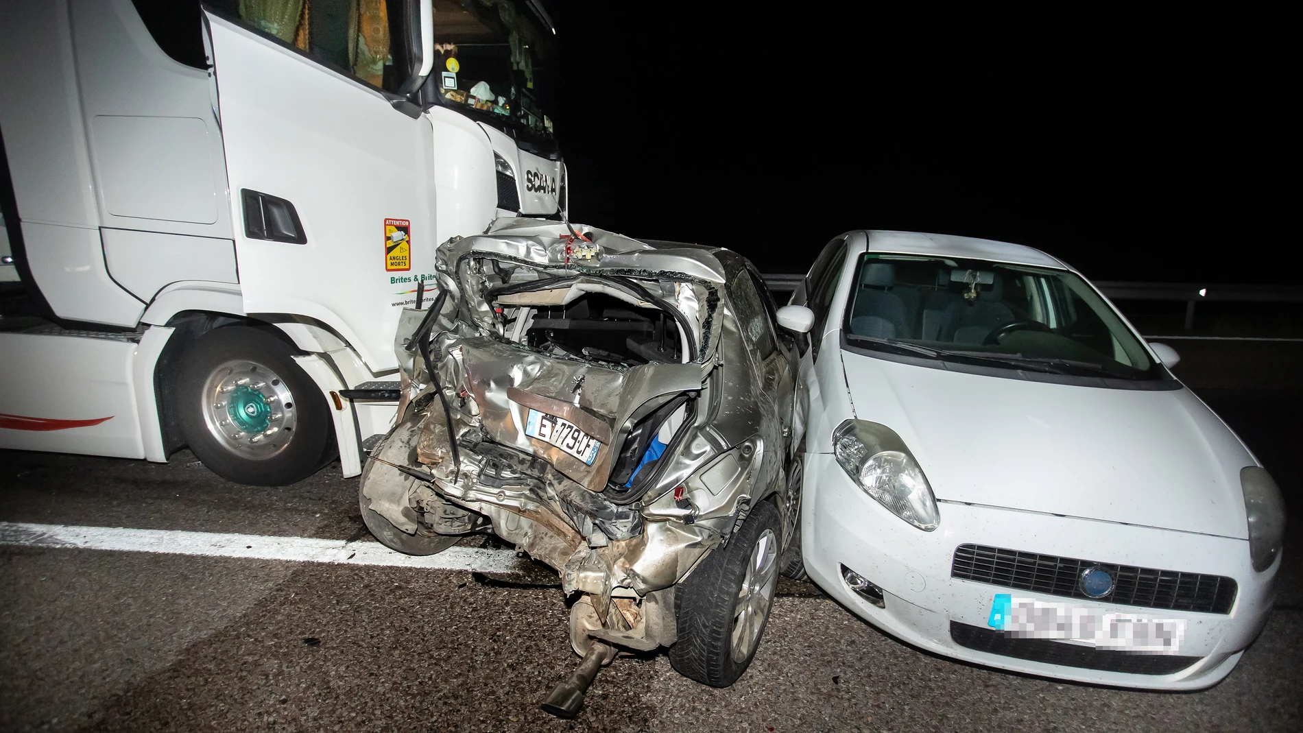 Accidente entre un camión y dos coches en la A-62, en Cuidad Rodrigo (Salamanca)