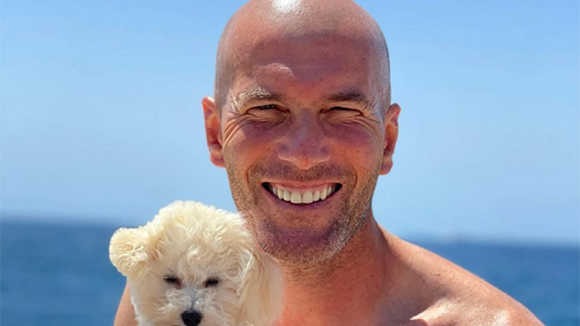 Zinedine Zidane, junto a su perro.