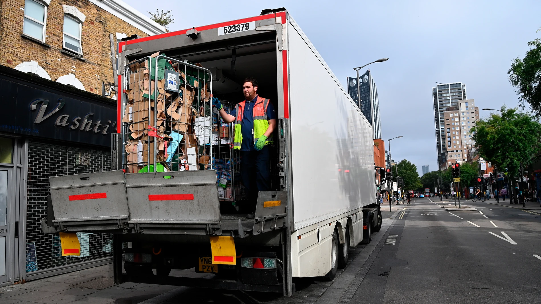 London (United Kingdom), 09/09/2021.- A Tesco delivery driver loads a lorry outside a supermarket in central London, Britain, 09 September 2021. A shortage of lorry drivers has left supermarkets and restaurants short of produce across the UK. Brexit and the Covid pandemic has meant there aren't enough lorry drivers to meet the demand. (Reino Unido, Londres) EFE/EPA/ANDY RAIN