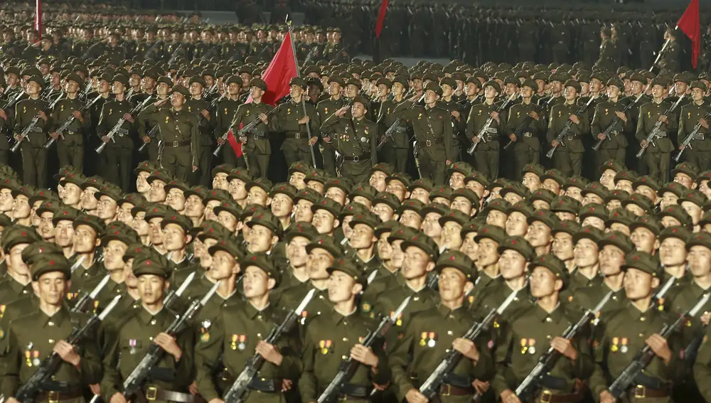 Soldados norcoreanos en un desfile militar de Piongyang