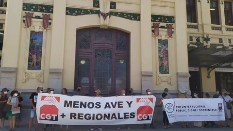 Concentración de CGT València, Indignats amb Renfe y Usuàries del Tren Valencià en la puerta de la Estación del Norte de València