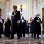El presidente del Tribunal Supremo y del Consejo General del Poder Judicial, Carlos Lesmes, junto con otros miembros de la judicatura durante la celebración este lunes del acto de apertura del Año Judicial en el Tribunal Supremo en Madrid