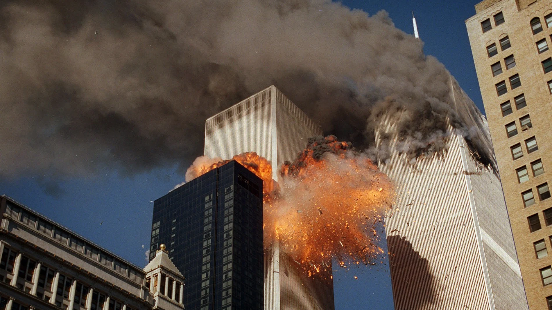 Las Torres Gemelas de Nueva York en llamas tras el atentado perpetrado por Al Qaeda el pasado 11 de septiembre de 2001