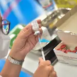 Sanitaria preparando dosis de la vacuna Moderna en Alcantarilla (Murcia)