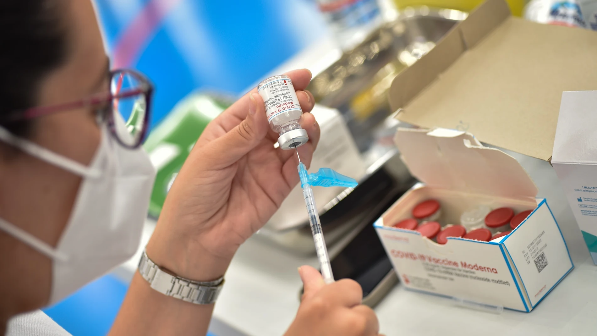 Sanitaria preparando dosis de la vacuna Moderna en Alcantarilla (Murcia)