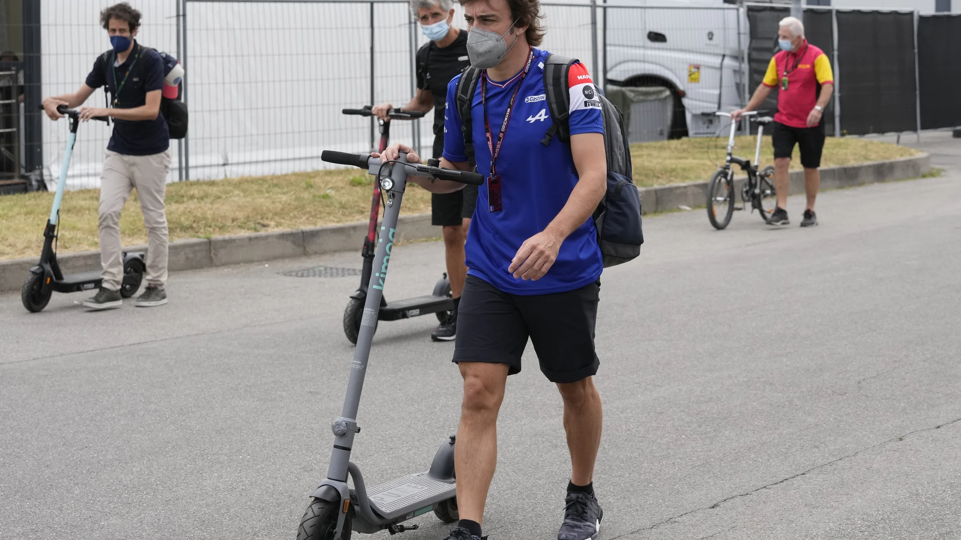 Fernando Alonso, junto al patinete que usa para desplazarse por los circuitos.
