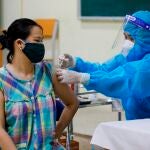 Una mujer recibe una inyección de la vacuna AstraZeneca (Vaxzevria) contra la Covid-19 en Hanoi, Vietnam,