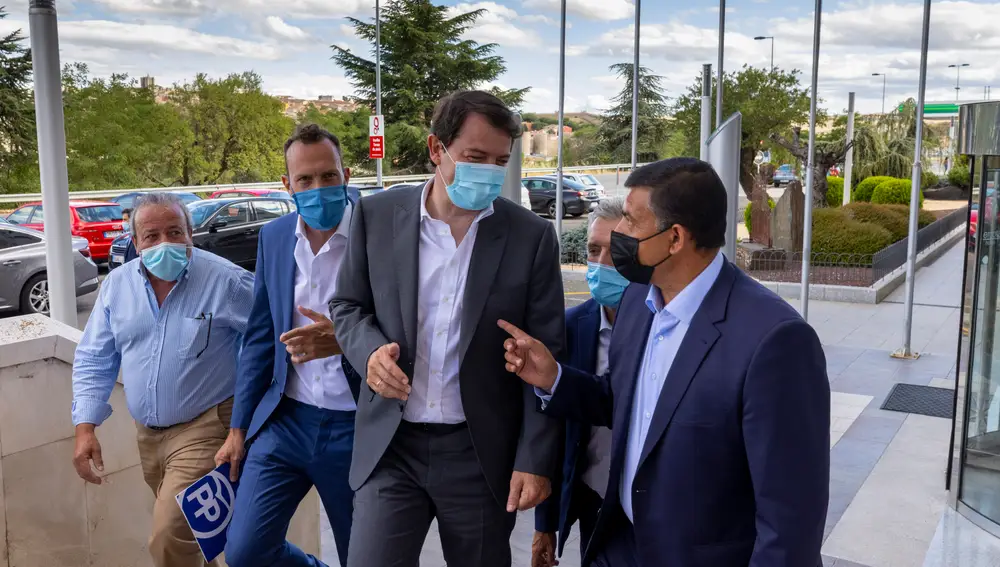 El presidente del PP de Castilla y León, Alfonso Fernández Mañueco, participa en la Junta Directiva del PP de Ávila, junto al presidente del PP provincial, Carlos García